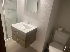 Towels, soap, shampoo, toilet paper - Auberge de l'Ours (Vex)