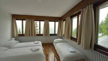 Habitación triple clásica, vista a la montaña | Wifi gratis