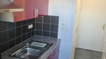 Réfrigérateur, four, plaque de cuisson, cafetiÚre/bouilloire