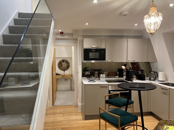 Frigorífic, microones, forn i placa de cuina