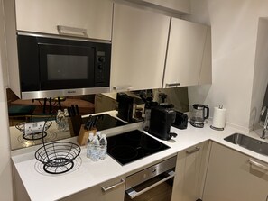 Refrigerador, microondas, horno y parrilla de estufa