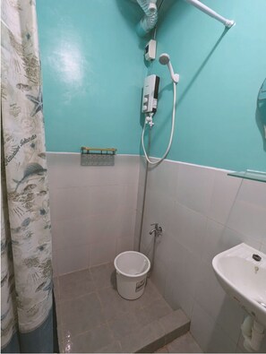 Bruser, miljøvenlige toiletartikler, hårtørrer, bidet