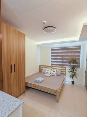 1 habitación, escritorio, wifi gratis y ropa de cama