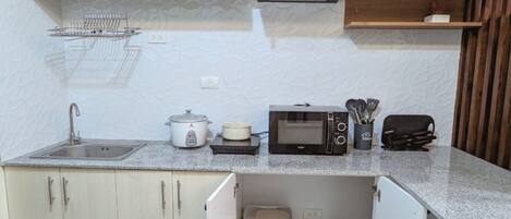 Fridge, microwave, stovetop, coffee/tea maker