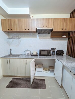 Frigorifero, microonde, piano cottura, macchina per tè/caffè