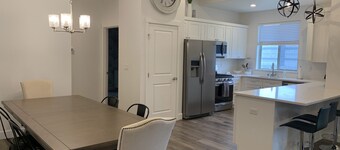 One-Level 4BR Home - Sunshine, Wine & Dine