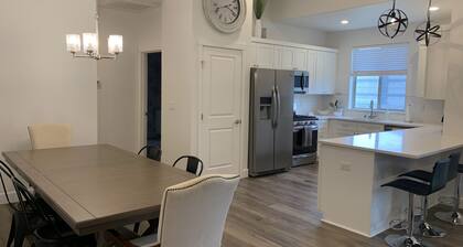 One-Level 4BR Home - Sunshine, Wine & Dine