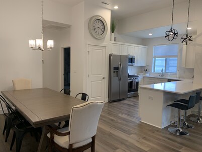 One-Level 4BR Home - Sunshine, Wine & Dine