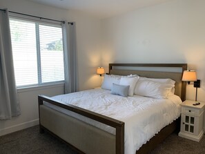 4 bedrooms, iron/ironing board, WiFi, bed sheets - One-Level 4BR Home - Sunshine, Wine & Dine (West Richland)