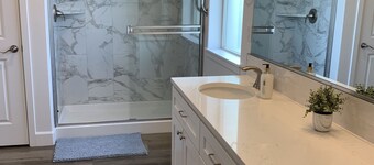 One-Level 4BR Home - Sunshine, Wine & Dine
