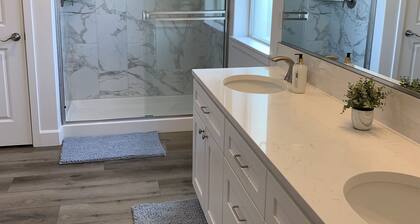 One-Level 4BR Home - Sunshine, Wine & Dine