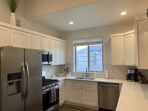 Fridge, microwave, oven, stovetop - One-Level 4BR Home - Sunshine, Wine & Dine (West Richland)