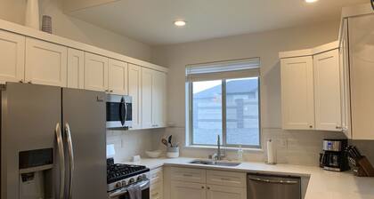 One-Level 4BR Home - Sunshine, Wine & Dine