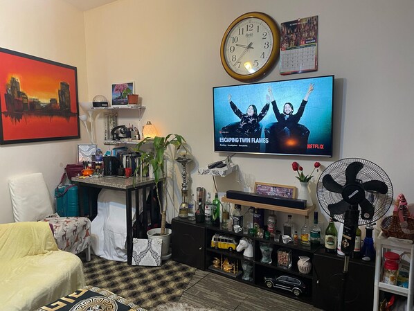 Interior - 3Mins from Salahuddin Train Station
10mins from DXB Airport (Dubai)