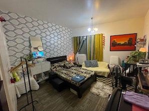 1 bedroom, WiFi, bed sheets - 3Mins from Salahuddin Train Station
10mins from DXB Airport (Dubai)