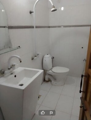 Doppia Deluxe | Bagno | Doccia, set di cortesia firmato, asciugamani, sapone