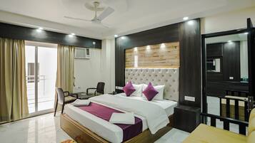 Economy Double Room | Living area | 0-inch flat-screen TV with digital channels, TV