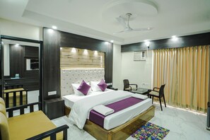 Quarto casal econômico | Roupas de cama antialérgicas, frigobar, escrivaninha