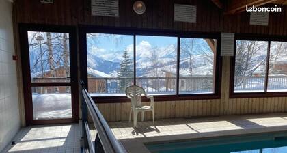 Appartement 2 chambres dans un chalet Ă  La Toussuire avec piscine et sauna