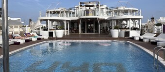 Stylish spacious apartment, fully equipped - walking distance to beach