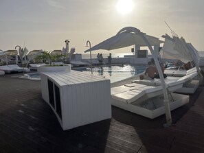 Outdoor pool - Stylish spacious apartment, fully equipped - walking distance to beach (Santa Maria)