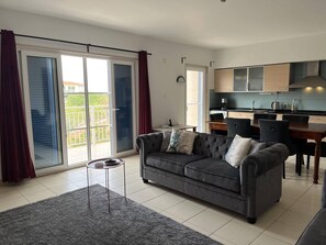 Smart TV, books - Stylish spacious apartment, fully equipped - walking distance to beach (Santa Maria)
