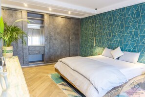 5 slaapkamers, een bureau, een strijkplank/strijkijzer, wifi