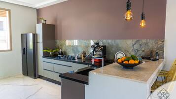 Micro-ondes, four, plaque de cuisson, lave-vaisselle