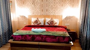 Deluxe Double Room - Hotel Seraj International (Manali)
