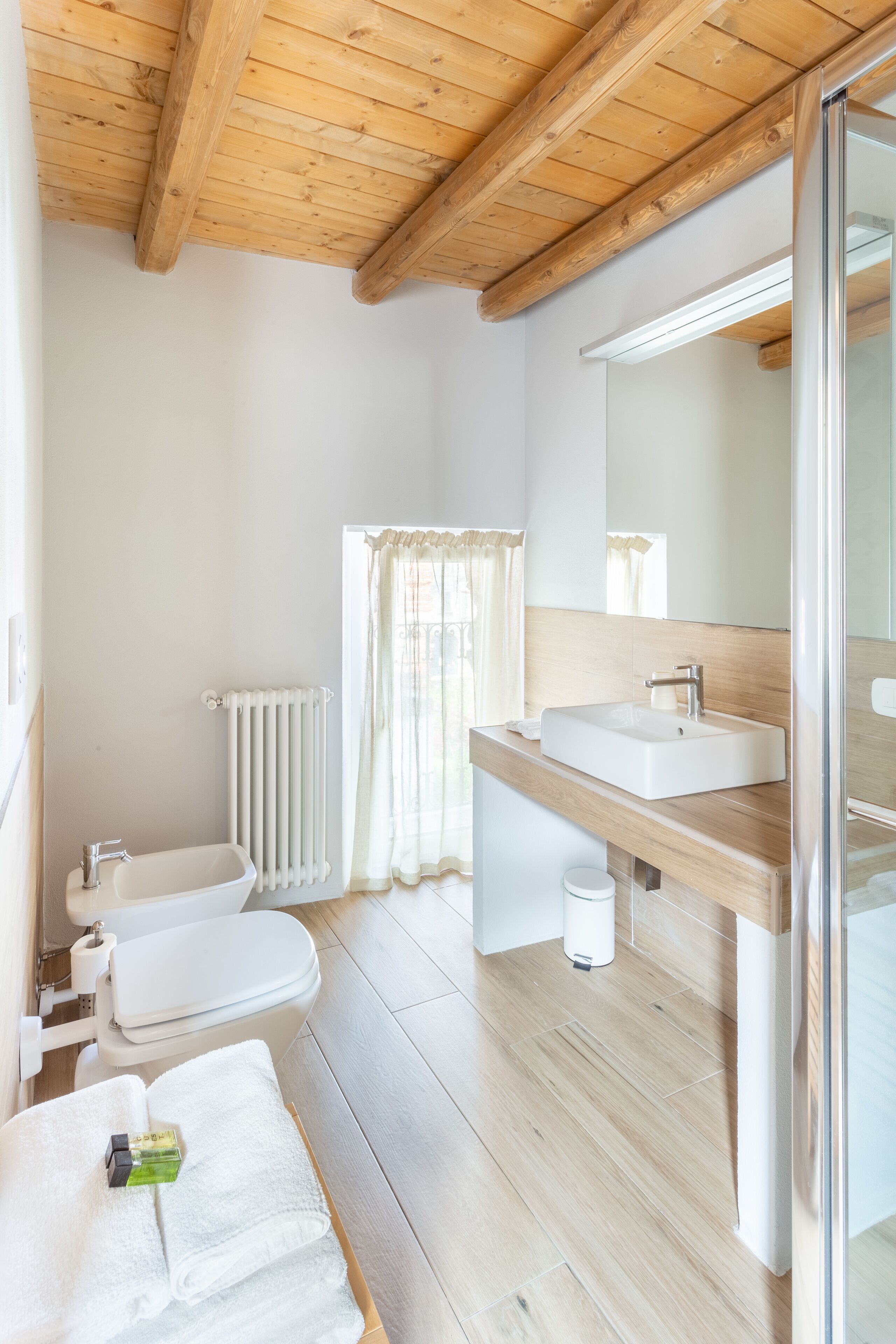 Dusche, Haartrockner, Bidet, Handtücher
