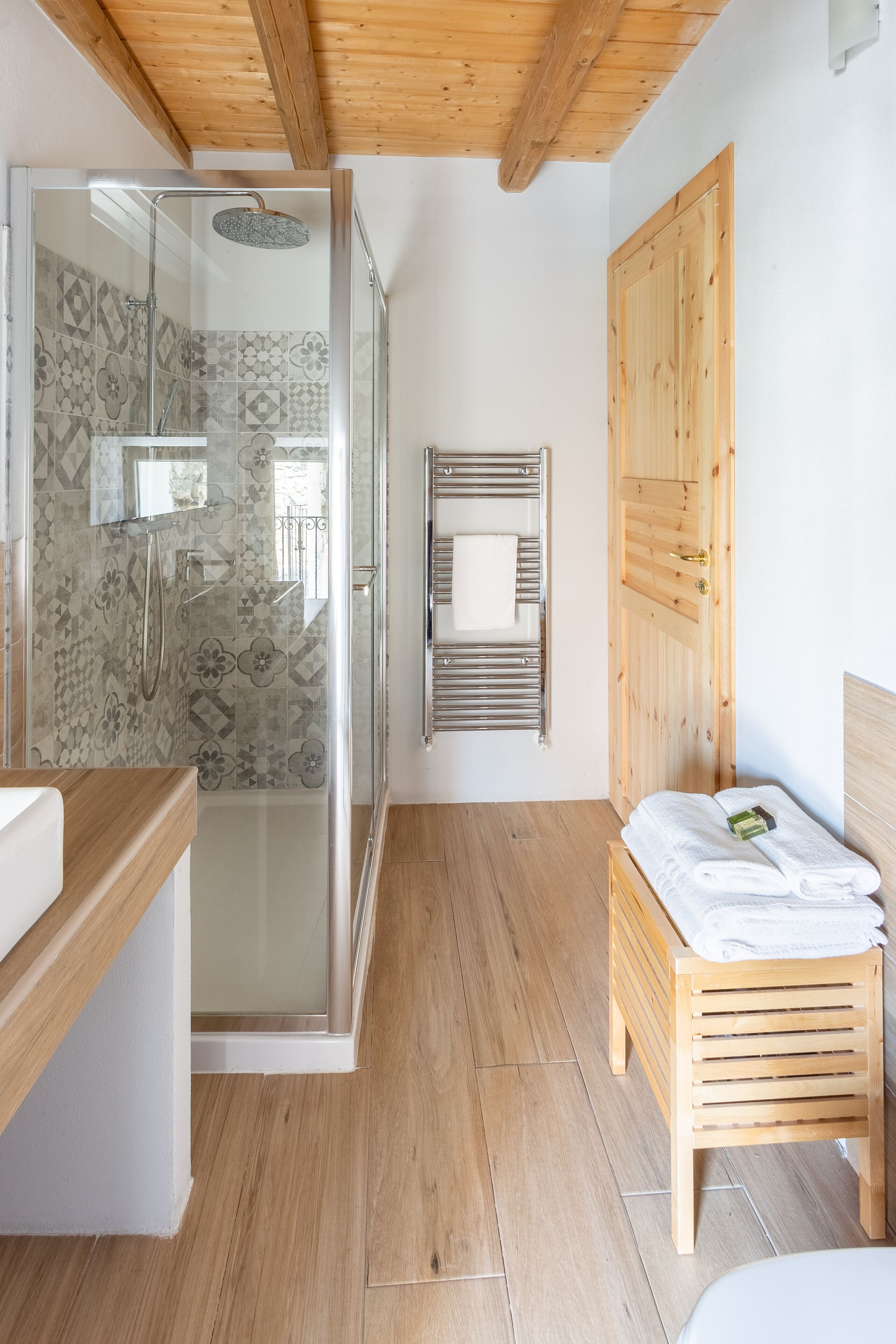 Dusche, Haartrockner, Bidet, Handtücher