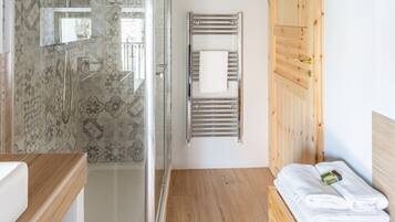 Dusche, Haartrockner, Bidet, Handtücher