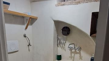 Secador de pelo, toallas, jabón, shampoo