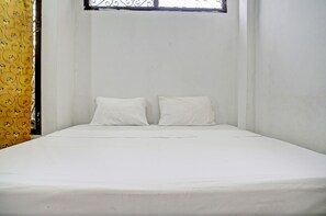 Habitación básica doble | Espacio para trabajar con un portátil, wifi gratis, ropa de cama