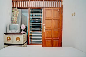Basic Double Room | Laptop workspace, free WiFi, bed sheets