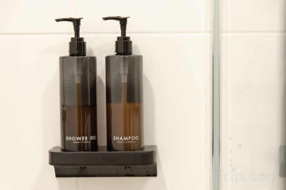 Ducha, artículos de higiene personal gratuitos, secador de pelo y bidé