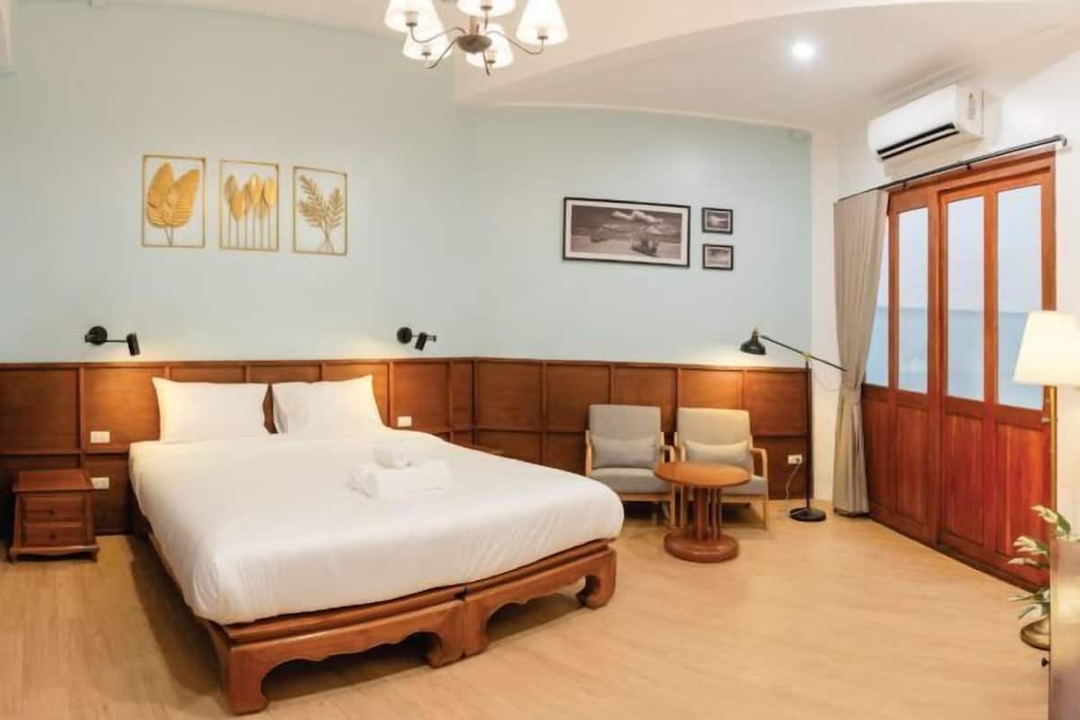 1 bedroom, memory-foam beds, desk, laptop workspace