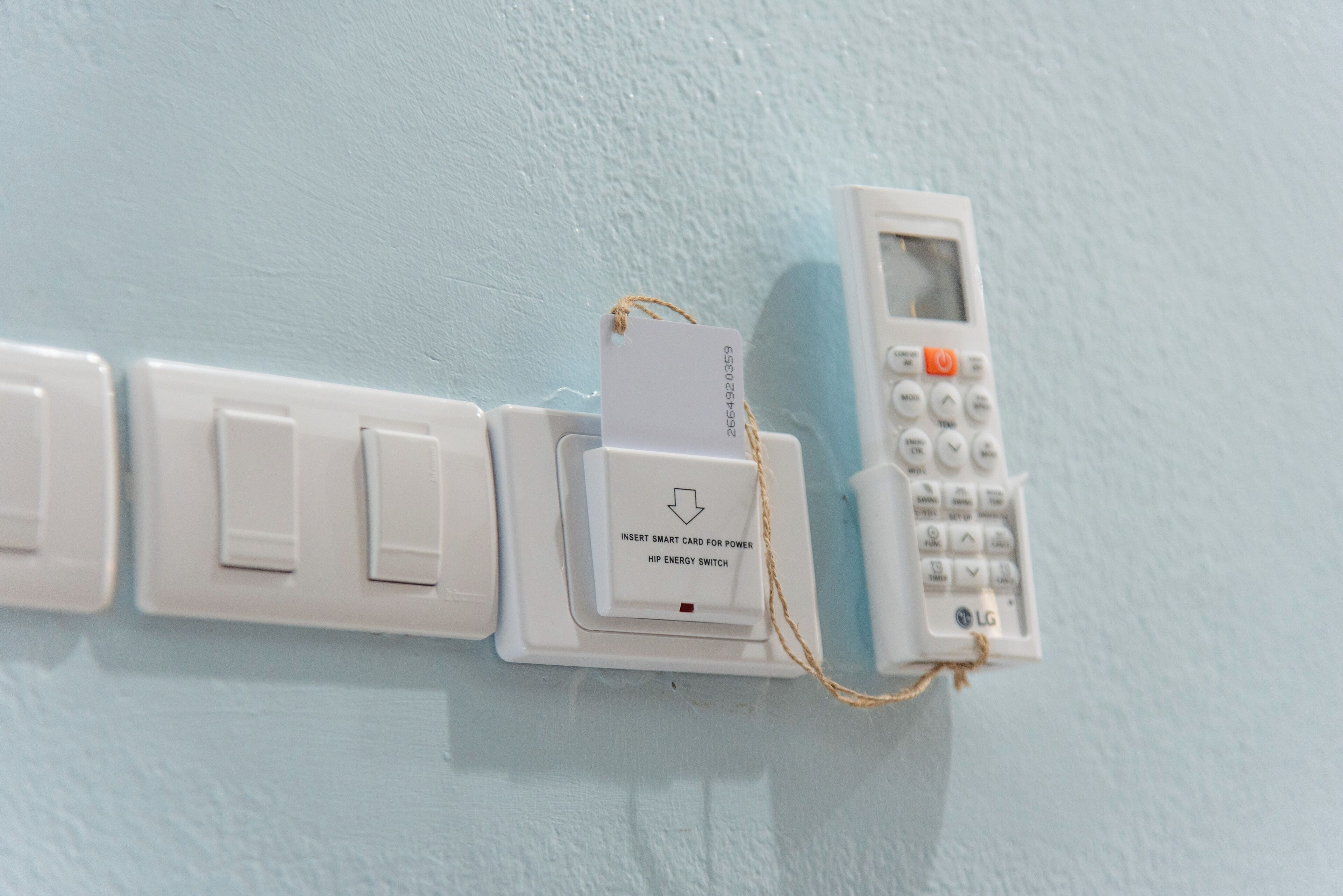 Un tableau électrique mural équipé d’interrupteurs et d’un panneau de commande.