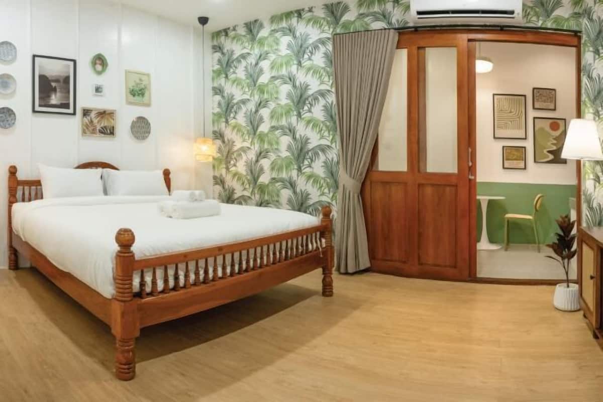 1 bedroom, memory-foam beds, desk, laptop workspace