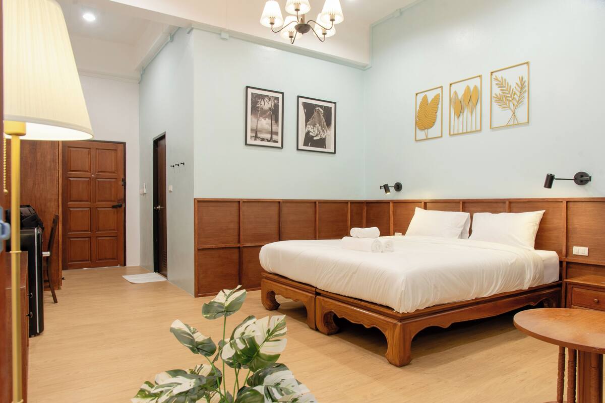 Senior Room, 1 King Bed | Memory-foam beds, desk, laptop workspace, free WiFi