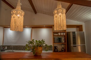 Apartamento superior, várias camas | Cozinha privada | Geladeira grande, micro-ondas, torradeira, cadeirão de bebê