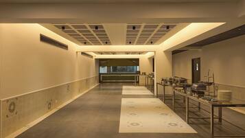 Desayuno buffet diario (INR 600 por persona)