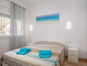3 bedrooms, iron/ironing board, WiFi, bed sheets - Apartamento en Platja D'aro a 50 Metros de la Playa con Parking Privado (Platja d'Aro)