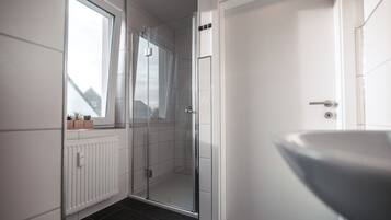 Haartrockner, Handtücher, Seife, Shampoo