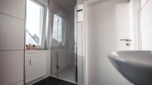 Hair dryer, towels, soap, shampoo - Aufgepasst ! Helle, Schöne ,moderne Wohnung in Ruhiger Zentraler Lage (Lippstadt)