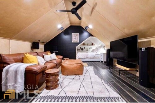 Cozy + Chic Atlanta Carriage House