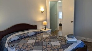 4 bedrooms, desk, iron/ironing board, free WiFi - Family-friendly home in peaceful village setting, super clean,"The Rose Cottage" (Herndon)