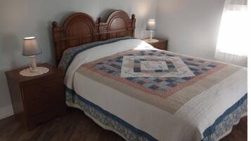 4 slaapkamers, een bureau, een strijkplank/strijkijzer, gratis wifi