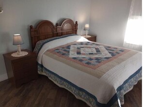 4 bedrooms, desk, iron/ironing board, free WiFi - Family-friendly home in peaceful village setting, super clean,"The Rose Cottage" (Herndon)