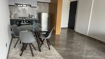 Apartamento Deluxe | Cocina privada | Frigorífico, microondas y utensilios de cocina